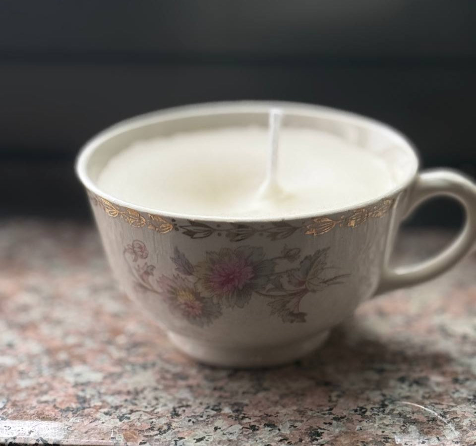 White Beeswax Candle in Teacup Cashmere Scent